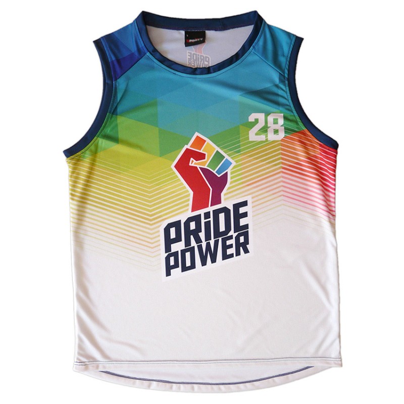 Camiseta baloncesto LGTBI por delante