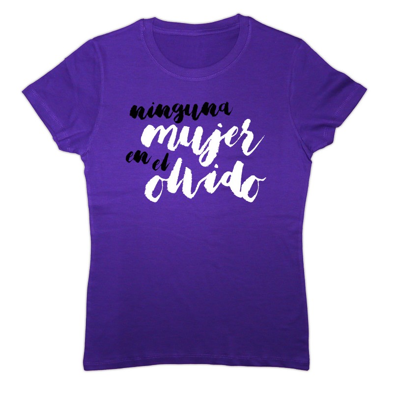 Camiseta color lila con mensaje: Ninguna mujer en el olvido