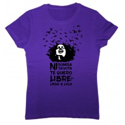 Camiseta cor lila: "Ni sumisa ni devota Te quiero libre linda y loca"